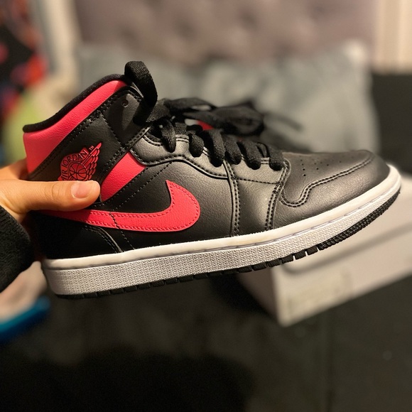 Women’s Air Jordan 1s Mid Siren Red - Picture 2 of 4